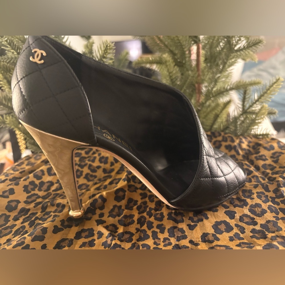 Chanel black leather quilted gold interlocking CCs logo heels peep toe 38/8 EC!
